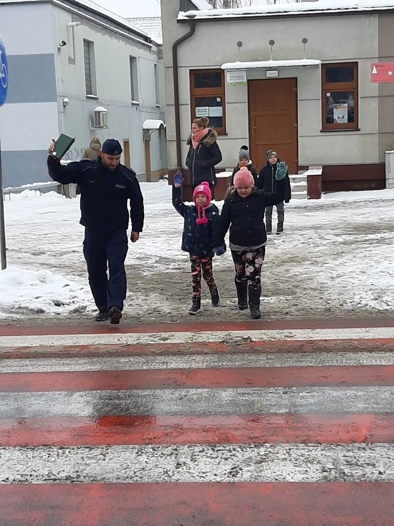 Sztum. Jak bezpiecznie przejść przez jezdnię? - spotkanie policjanta z przedszkolakami.