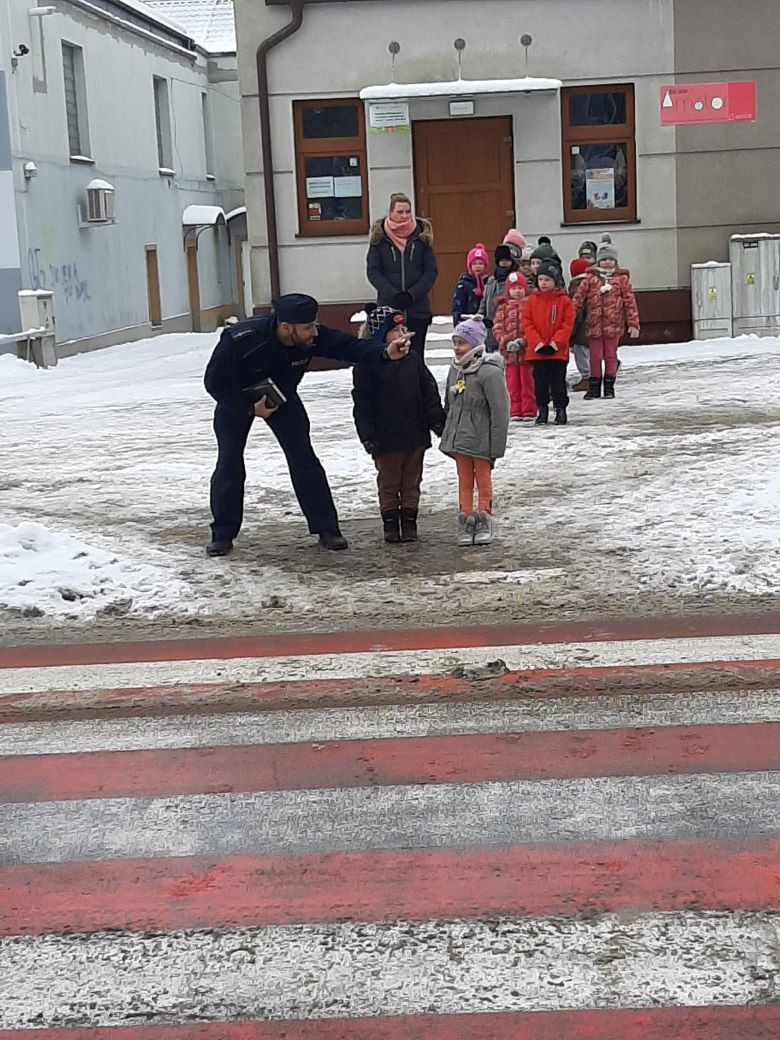 Sztum. Jak bezpiecznie przejść przez jezdnię? - spotkanie policjanta z przedszkolakami.