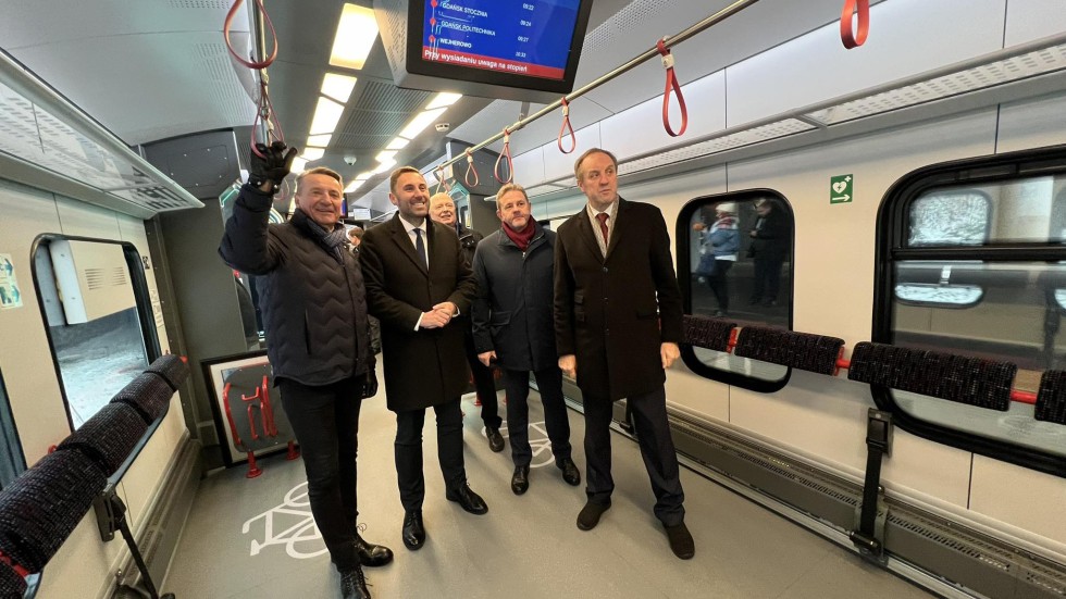 Na pomorskie tory wyjechały pierwsze dwa nowe elektryczne pociągi Impuls.