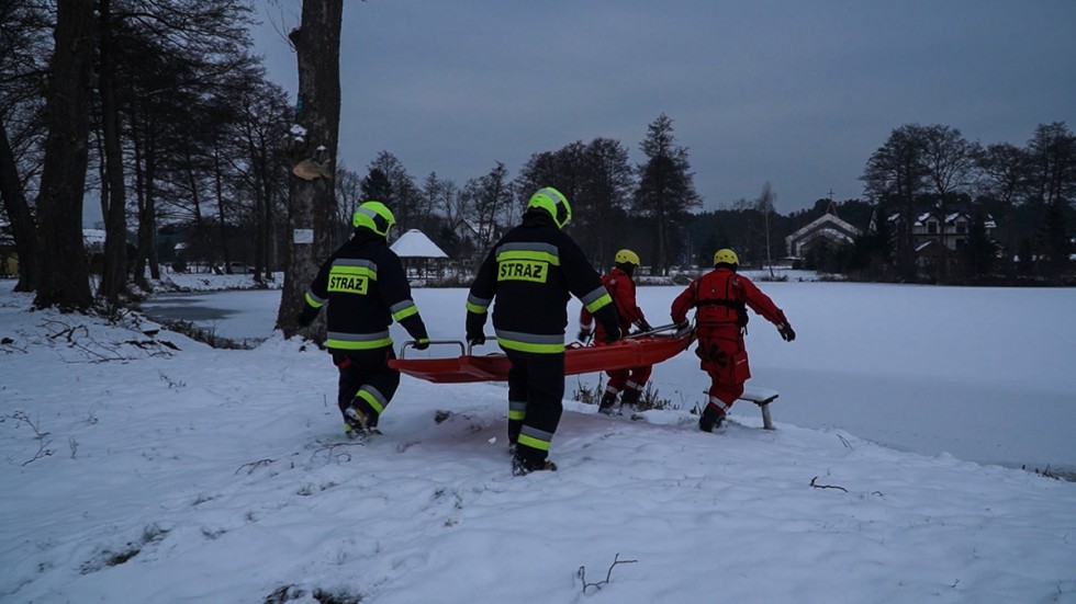 Powiat nowodworski. Policjanci i strażacy z OSP Jantar przestrzegają – bądź rozsądny i nie wchodź na zamarznięte zbiorniki.