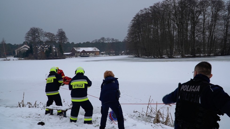 Powiat nowodworski. Policjanci i strażacy z OSP Jantar przestrzegają – bądź rozsądny i nie wchodź na zamarznięte zbiorniki.