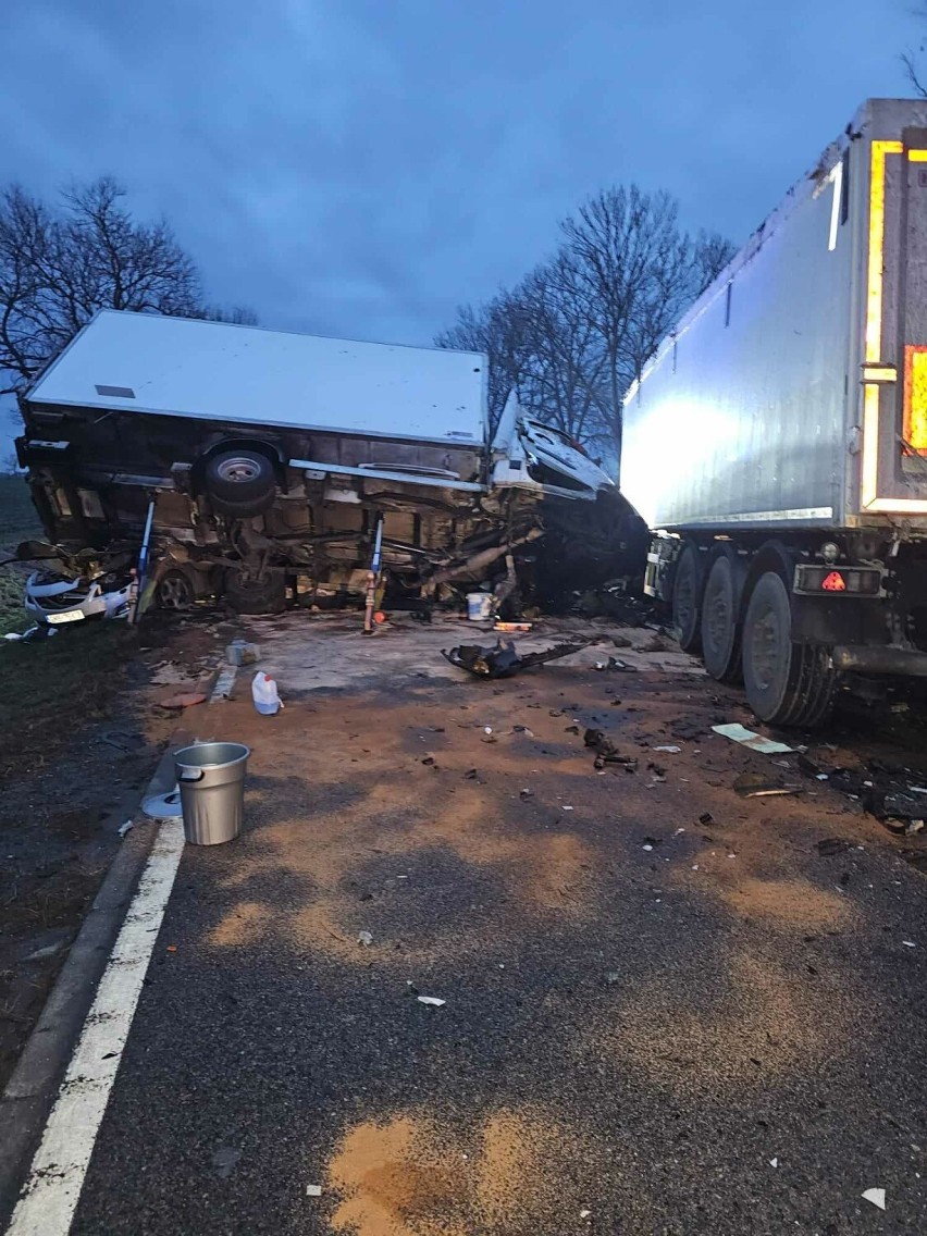 DK22. Nie żyje dwóch kierowców po zderzeniu czterech pojazdów w gminie Miłoradz.