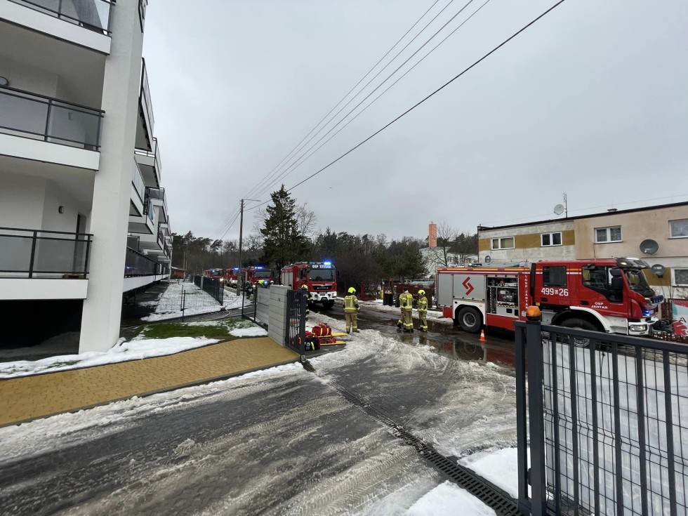 Powiat nowodworski. Pożar garażu podziemnego i powalone drzewa – ćwiczenia strażaków.