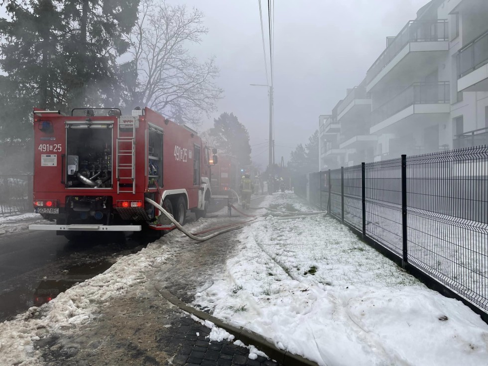 Powiat nowodworski. Pożar garażu podziemnego i powalone drzewa – ćwiczenia strażaków.