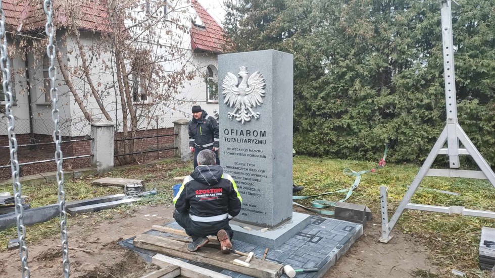 Malbork. Pomnik Ofiar Totalitaryzmu Niemieckiego i Sowieckiego zastąpił zburzony pomnik żołnierzy Armii Radzieckiej. Wideo i zdjęcia