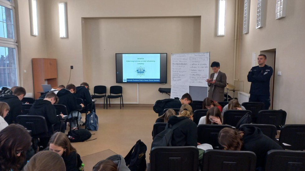Nowy Dwór Gdański. Młodzież o cyberzagrożeniach i negatywnym wpływie social mediów.