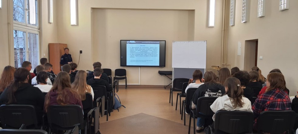 Nowy Dwór Gdański. Młodzież o cyberzagrożeniach i negatywnym wpływie social mediów.
