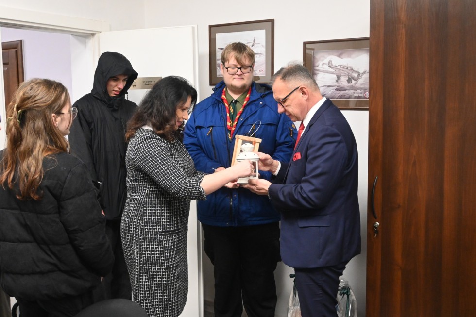 Nowy Dwór Gdański. Betlejemskie Światło Pokoju dotarło do Starostwa Powiatowego.