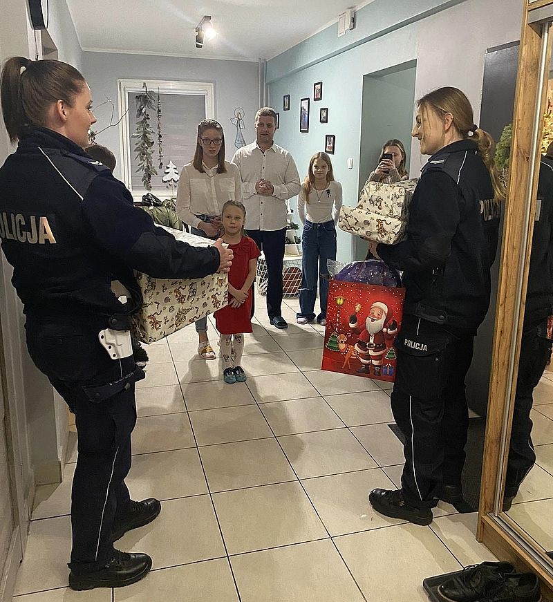 Malbork. Świąteczne podarunki dla potrzebujących od policjantów.