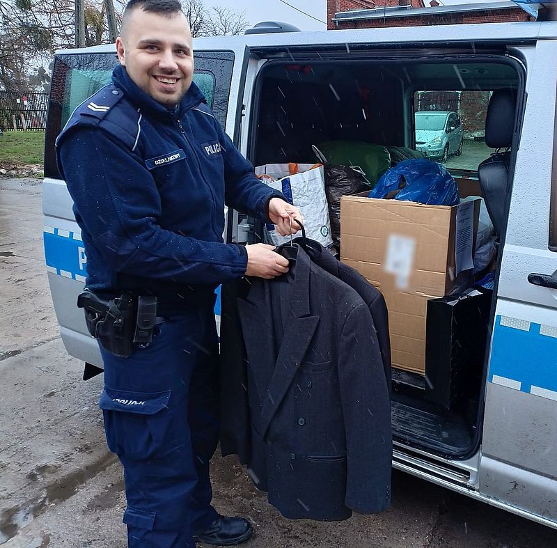 Malbork. Świąteczne podarunki dla potrzebujących od policjantów.