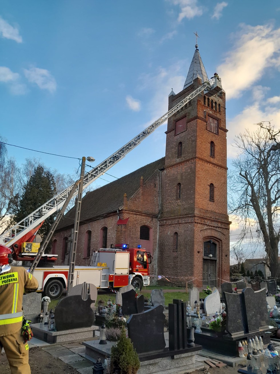Luźne cegłówki na wieży kościelnej, pożar domku letniskowego i kontenerów na ubrania – tygodniowy raport malborskich służb mundurowych.