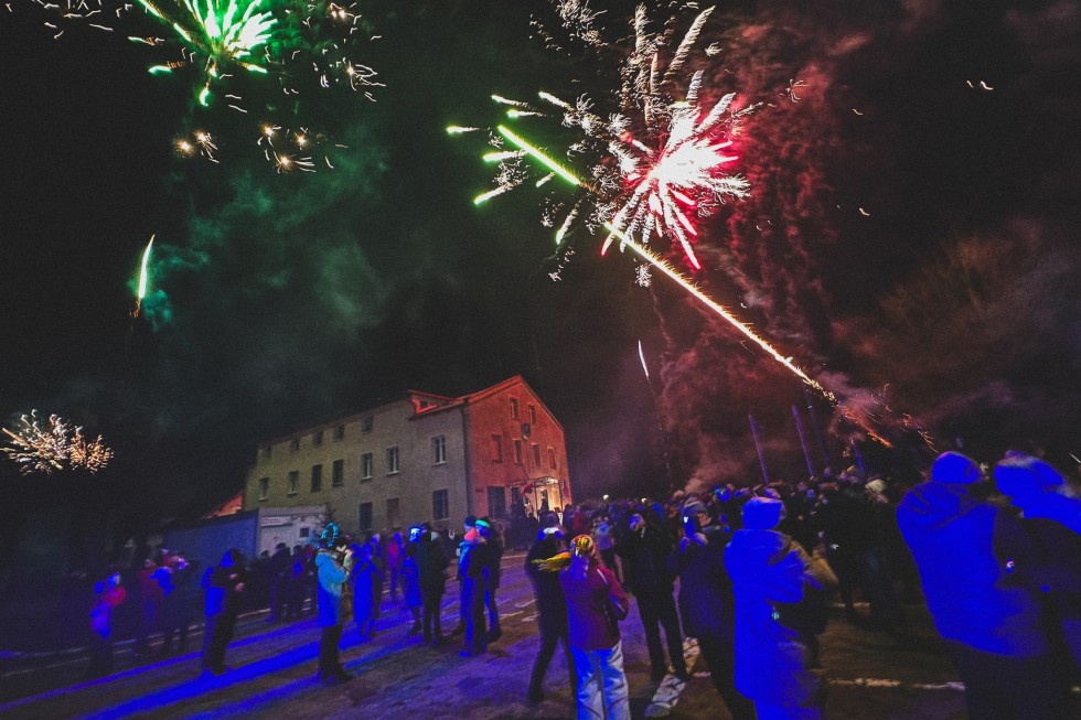 Mieszkańcy Gminy Sztutowo hucznie przywitali 2024 rok. Zdjęcia