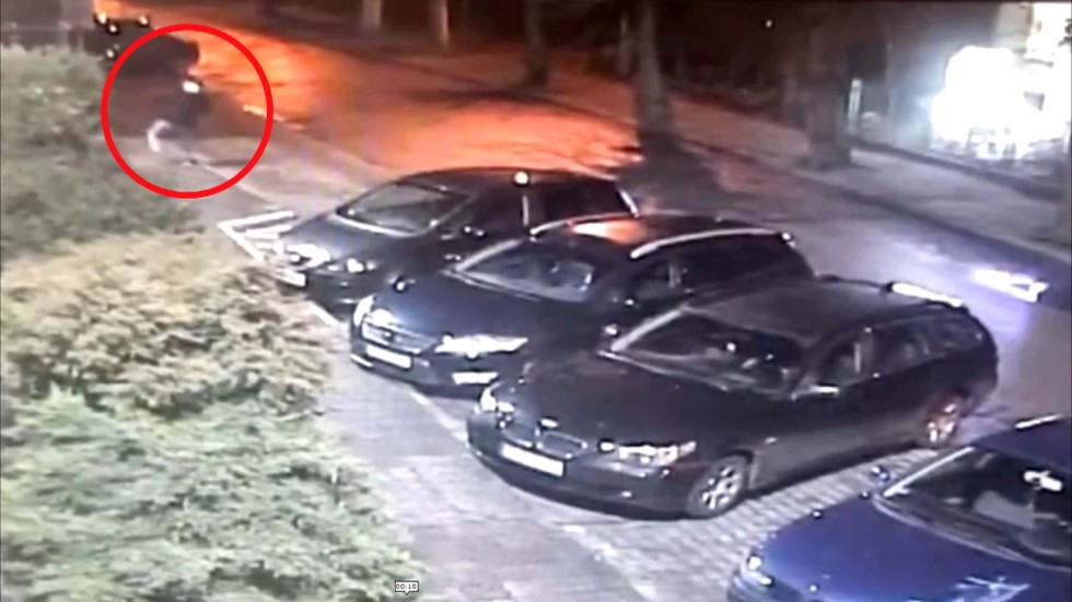 Nowy Dwór Gdański. Rzucił kamieniem w Komendę Policji i wybił szybę w drzwiach – nastoletni wandal w rękach funkcjonariuszy.