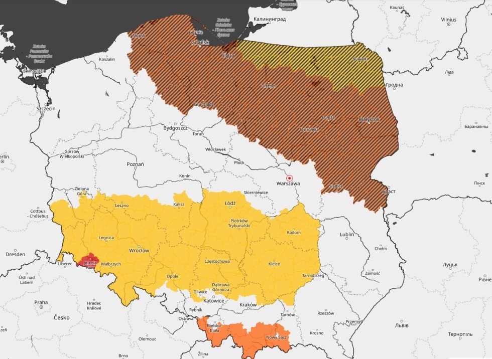 Bardzo trudne warunki drogowe – oblodzone jezdnie i chodniki, opóźnione autobusy i pociągi.