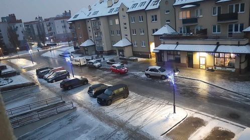 Bardzo trudne warunki drogowe – oblodzone jezdnie i chodniki, opóźnione autobusy i pociągi.