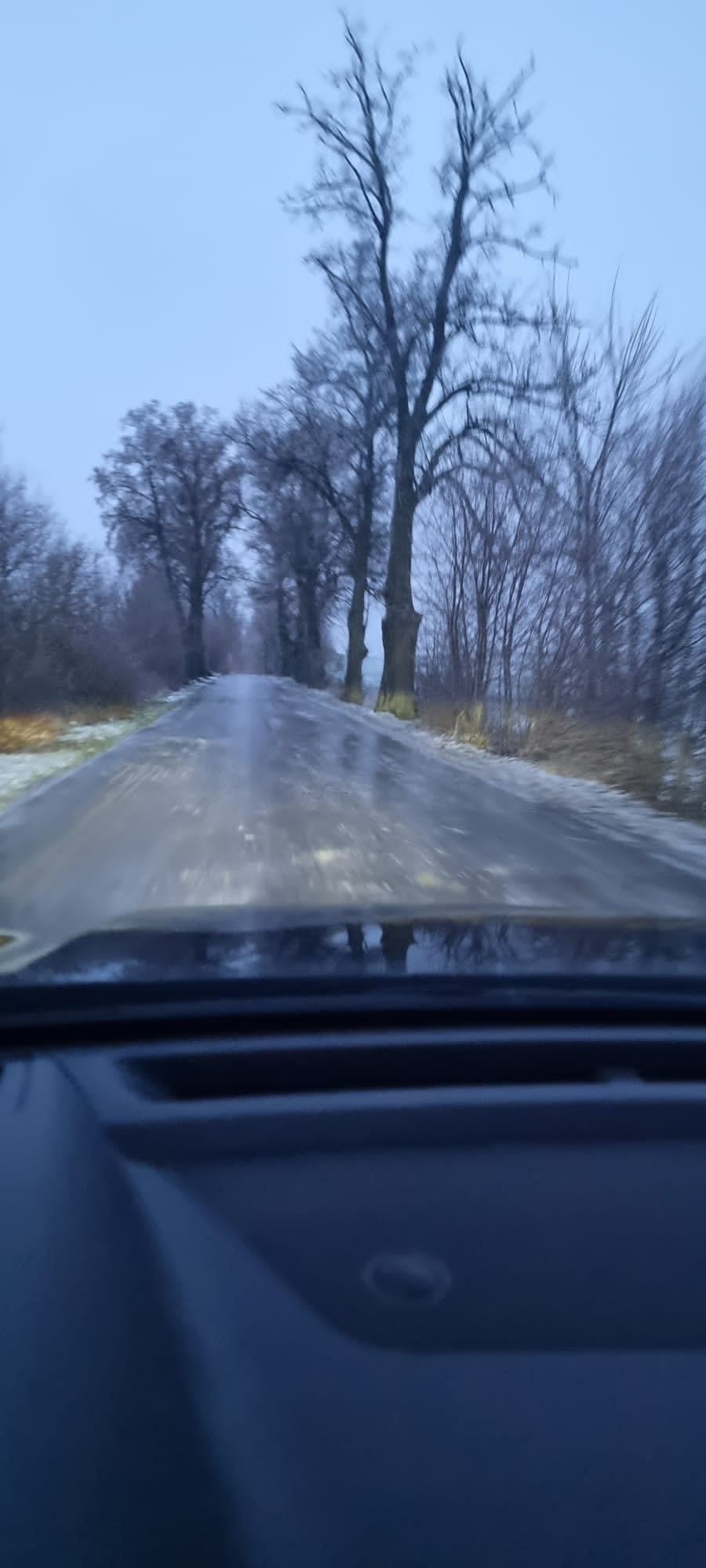 Bardzo trudne warunki drogowe – oblodzone jezdnie i chodniki, opóźnione autobusy i pociągi.