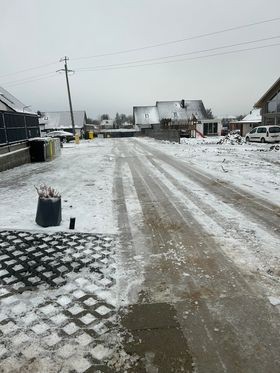 Bardzo trudne warunki drogowe – oblodzone jezdnie i chodniki, opóźnione autobusy i pociągi.