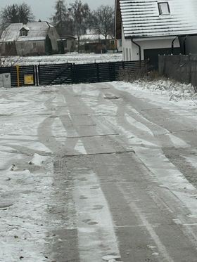 Bardzo trudne warunki drogowe – oblodzone jezdnie i chodniki, opóźnione autobusy i pociągi.