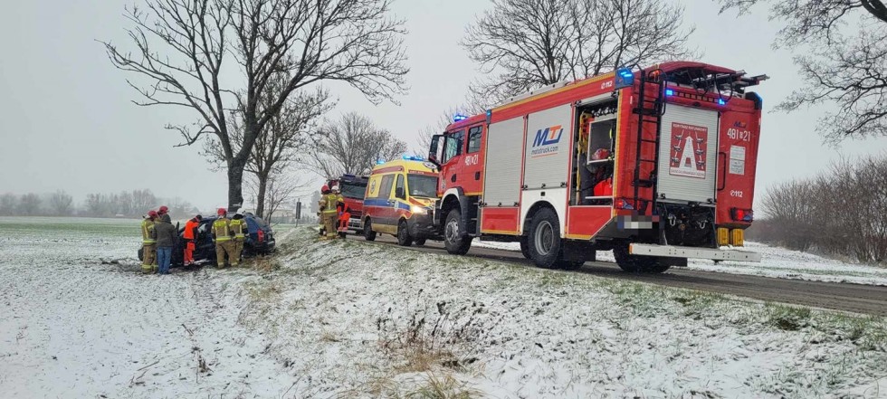 Gmina Nowy Staw. Auto wpadło w poślizg i uderzyło w drzewo - kobieta trafiła do szpitala.