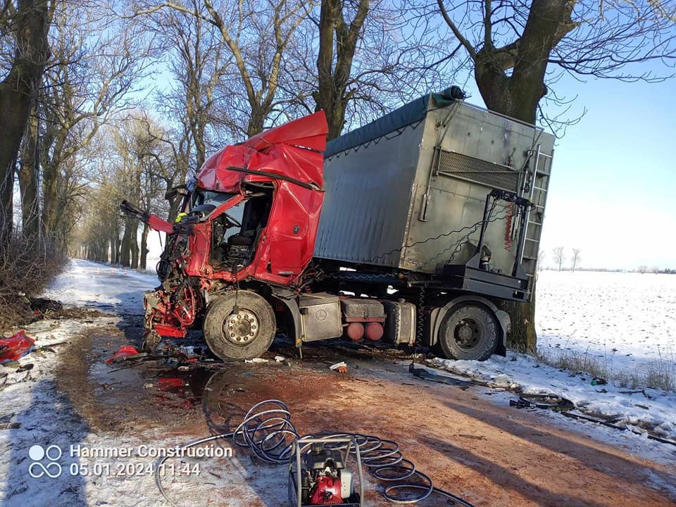 Gmina Lichnowy. Ciężarówką w drzewo – kierowca zabrany do szpitala Lotniczym Pogotowiem Ratunkowym.