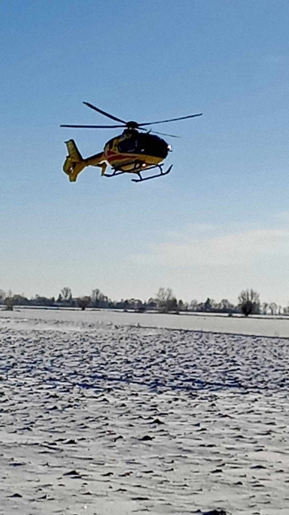 Gmina Lichnowy. Ciężarówką w drzewo – kierowca zabrany do szpitala Lotniczym Pogotowiem Ratunkowym.