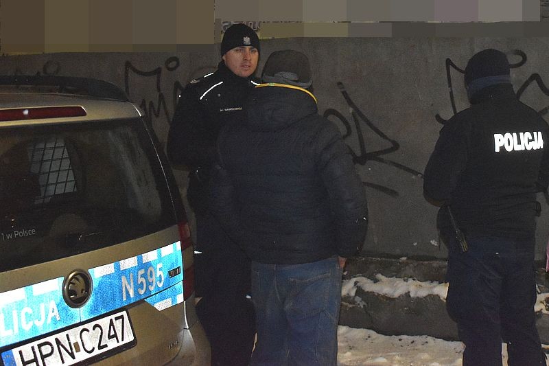 Malbork. Policjanci apelują - nie bądźmy obojętni na los bezdomnych, reagujmy!