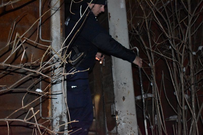 Malbork. Policjanci apelują - nie bądźmy obojętni na los bezdomnych, reagujmy!
