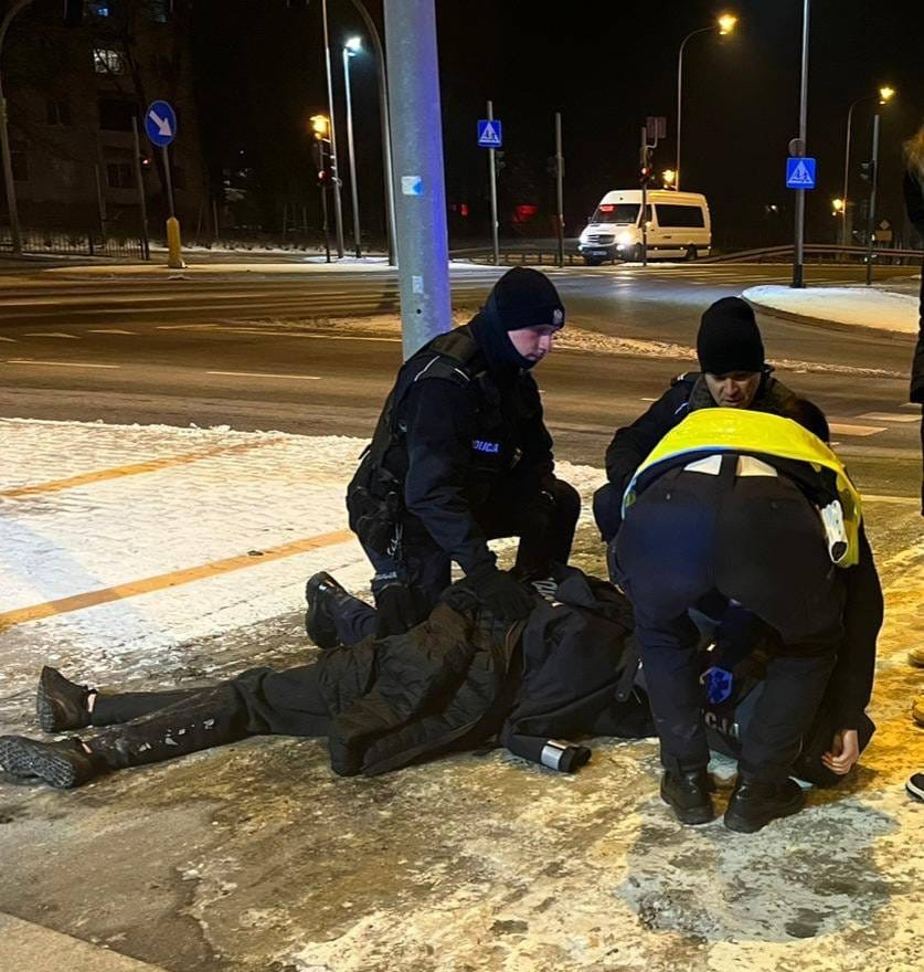 Malbork. O mały włos od tragedii – policjanci pomogli pijanemu i nieprzytomnemu nastolatkowi. Zobacz wideo
