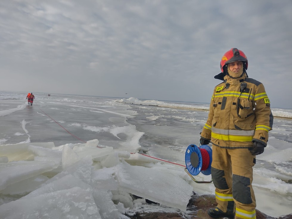 Rybacy uwięzieni na krze lodowej na Zalewie Wiślanym.