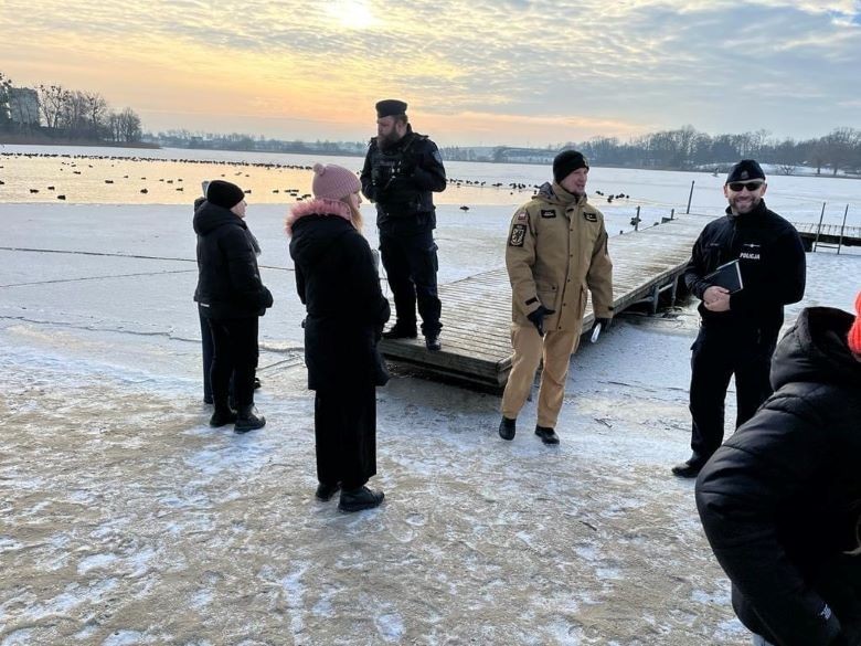 Powiat sztumski. Jak bezpiecznie spędzić ferie zimowe? - spotkanie policjantów z dziećmi.