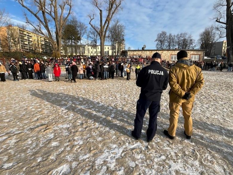 Powiat sztumski. Jak bezpiecznie spędzić ferie zimowe? - spotkanie policjantów z dziećmi.