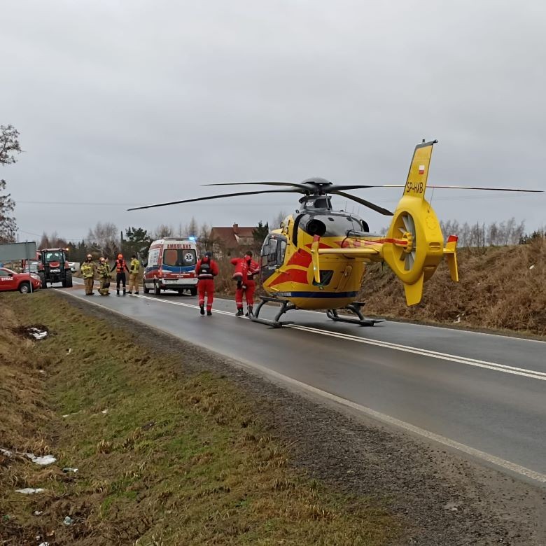 Powiat sztumski. Pijany kierowca skutera uderzył w ciągnik przewożący śmieci – LPR przetransportował go do szpitala.