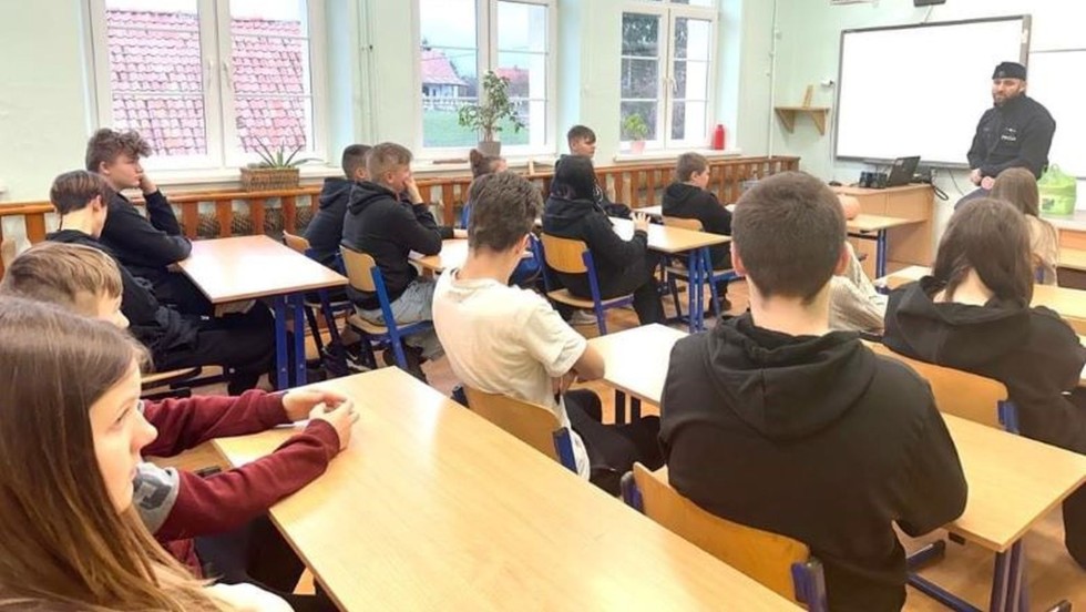 Powiat sztumski. Jak bezpiecznie spędzić ferie? - spotkanie policjanta z dziećmi i młodzieżą.