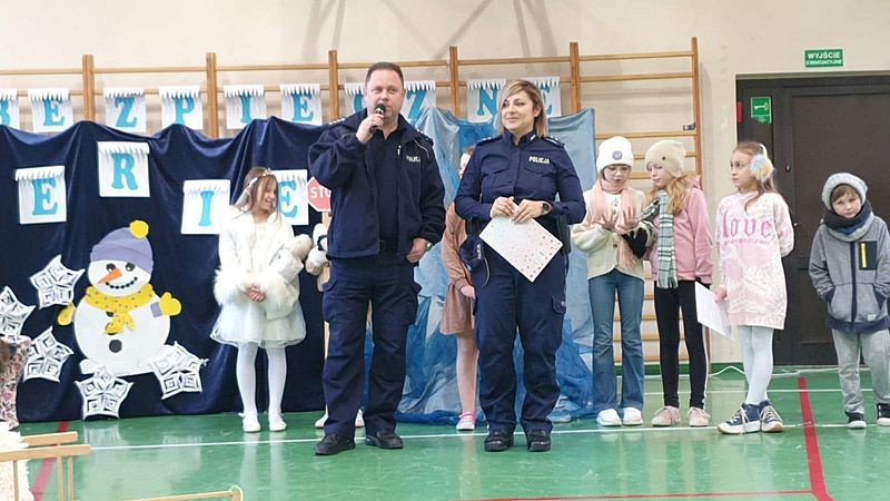 Malbork. Bezpieczeństwo podczas ferii zimowych – spotkanie policjantów z uczniami.