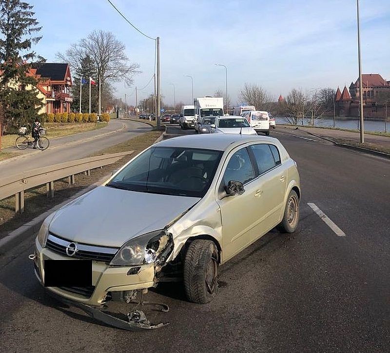 Malbork. Zderzenie dwóch osobówek na ul. Wałowej – jedna osoba trafiła do szpitala.