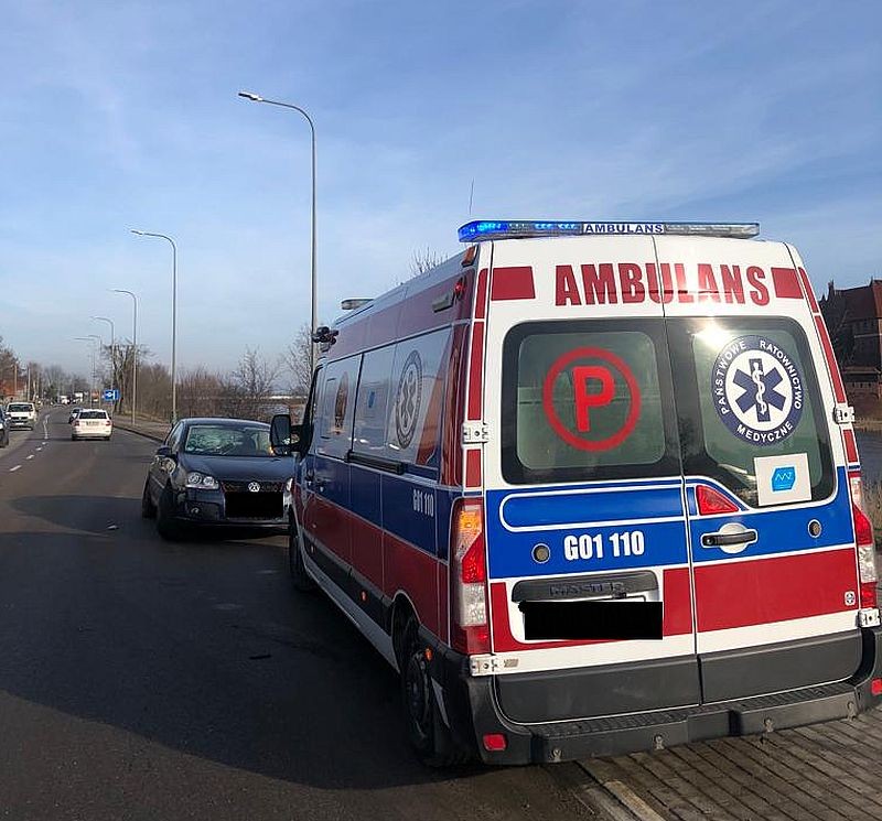 Malbork. Zderzenie dwóch osobówek na ul. Wałowej – jedna osoba trafiła do szpitala.