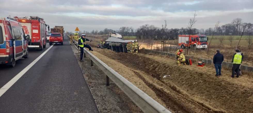 S7. Ciężarówka zjechała do przydrożnego rowu – jedna osoba poszkodowana. Utrudnienia w ruchu.