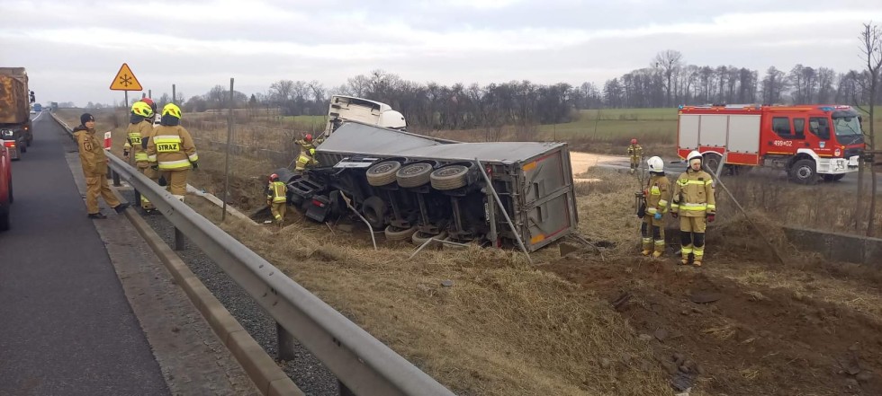S7. Ciężarówka zjechała do przydrożnego rowu – jedna osoba poszkodowana. Utrudnienia w ruchu.