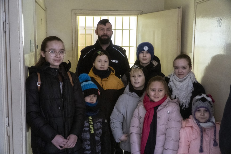 Nowy Dwór Gdański. Młodzieżowa Drużyna Pożarnicza z wizytą u policjantów.