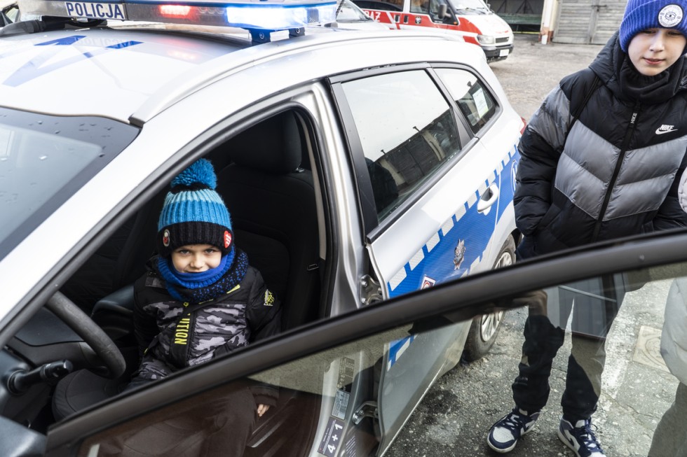 Nowy Dwór Gdański. Młodzieżowa Drużyna Pożarnicza z wizytą u policjantów.