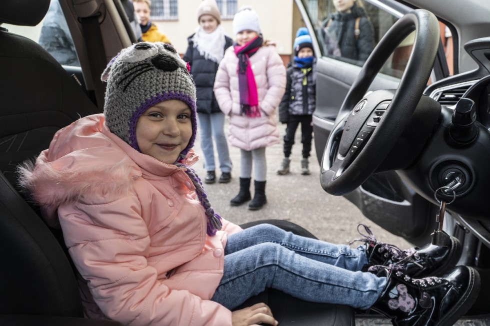Nowy Dwór Gdański. Młodzieżowa Drużyna Pożarnicza z wizytą u policjantów.