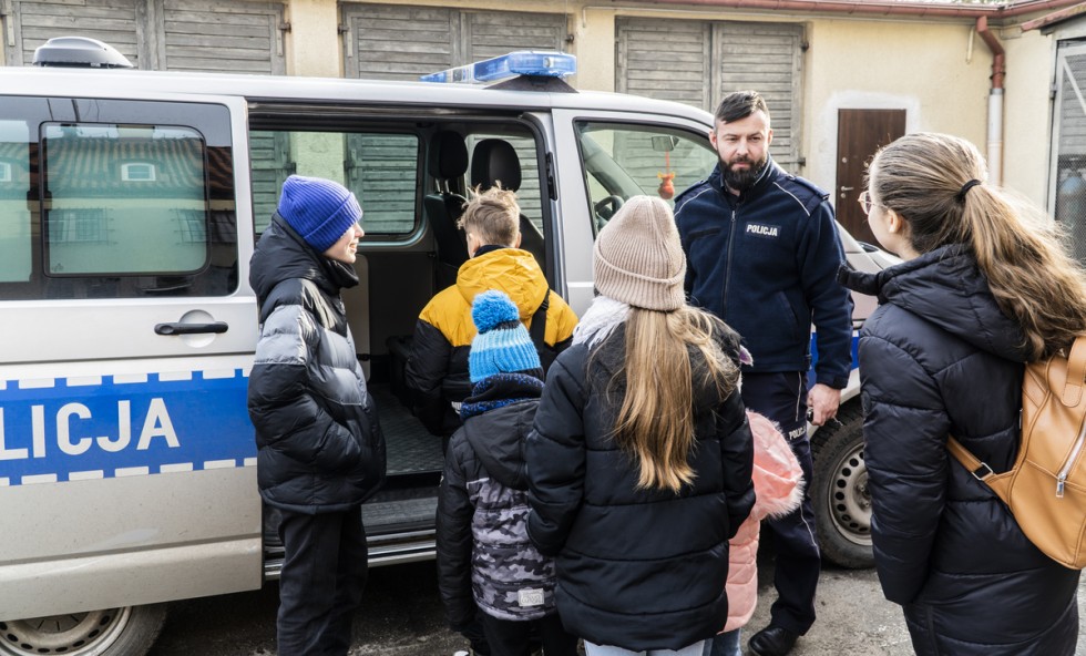 Nowy Dwór Gdański. Młodzieżowa Drużyna Pożarnicza z wizytą u policjantów.