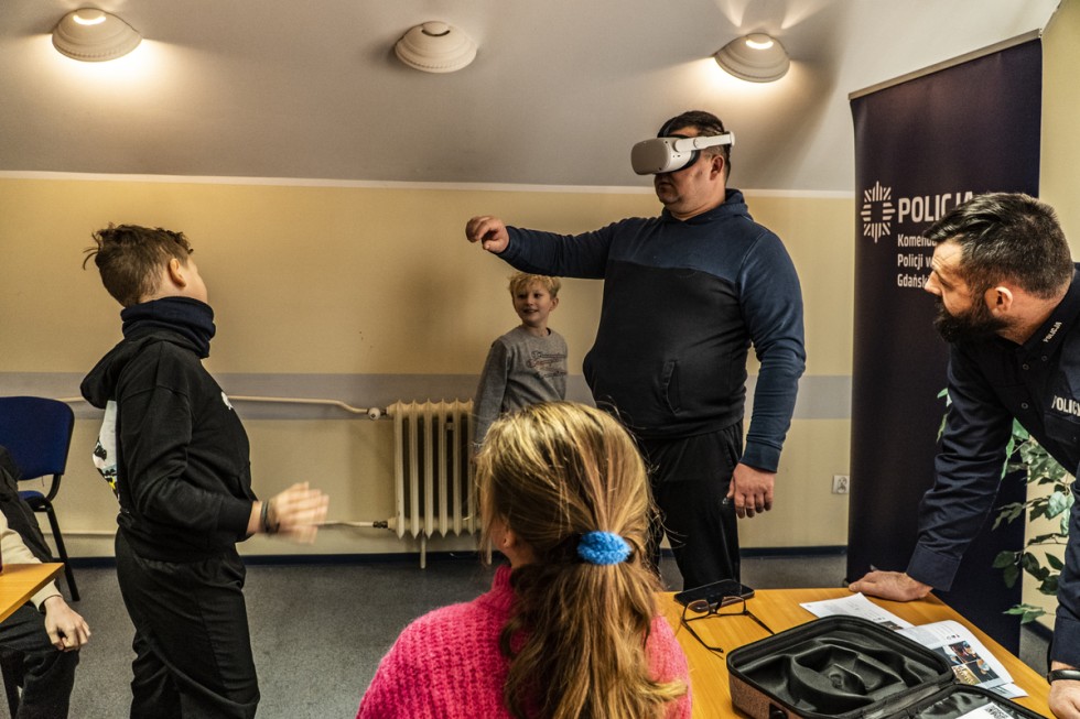 Nowy Dwór Gdański. Młodzieżowa Drużyna Pożarnicza z wizytą u policjantów.