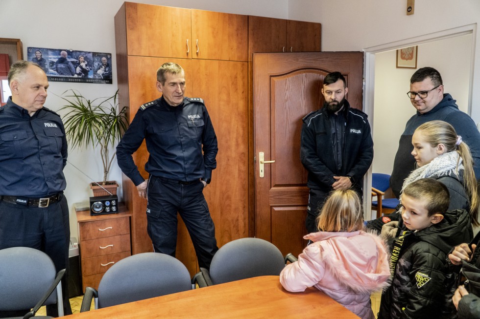 Nowy Dwór Gdański. Młodzieżowa Drużyna Pożarnicza z wizytą u policjantów.