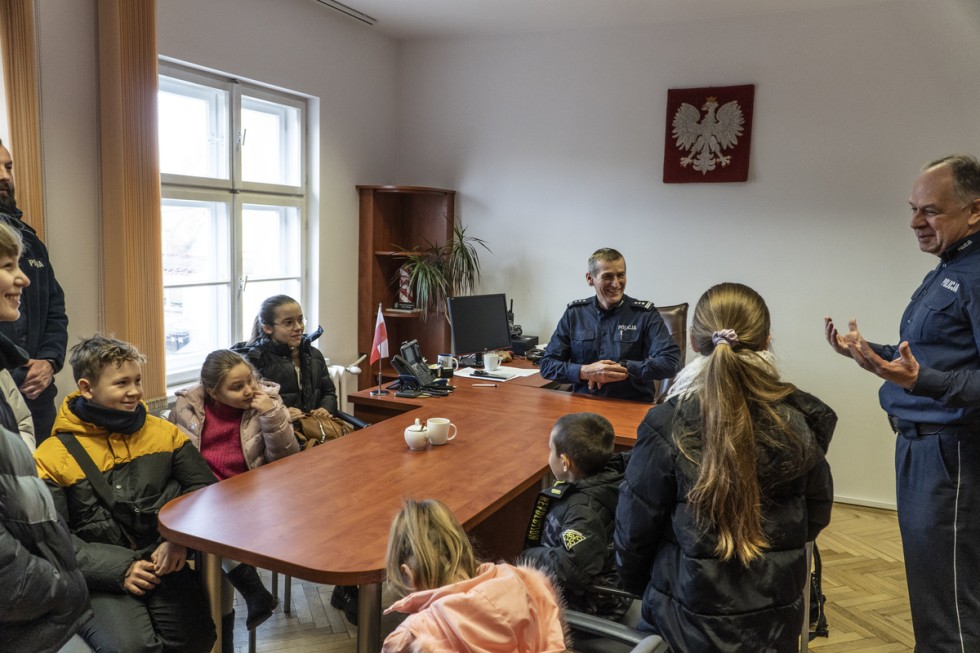 Nowy Dwór Gdański. Młodzieżowa Drużyna Pożarnicza z wizytą u policjantów.