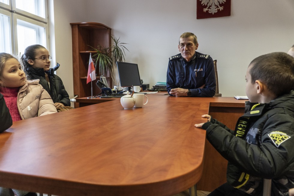 Nowy Dwór Gdański. Młodzieżowa Drużyna Pożarnicza z wizytą u policjantów.