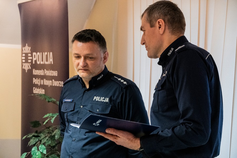 Nowy Dwór Gdański. Zastępca Naczelnika Prewencji st. asp. Dominik Ostrowski pożegnał się ze służbą.