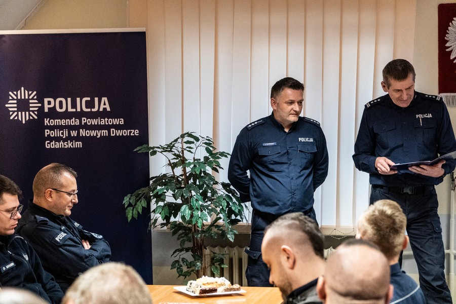 Nowy Dwór Gdański. Zastępca Naczelnika Prewencji st. asp. Dominik Ostrowski pożegnał się ze służbą.