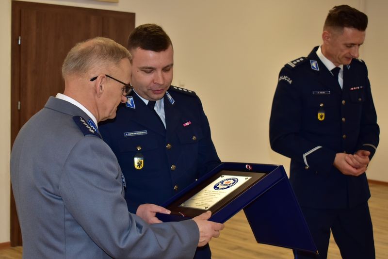 Malbork. Pożegnanie z policyjnym mundurem – asp. szt. Wojciech Tołkacz przeszedł na emeryturę.