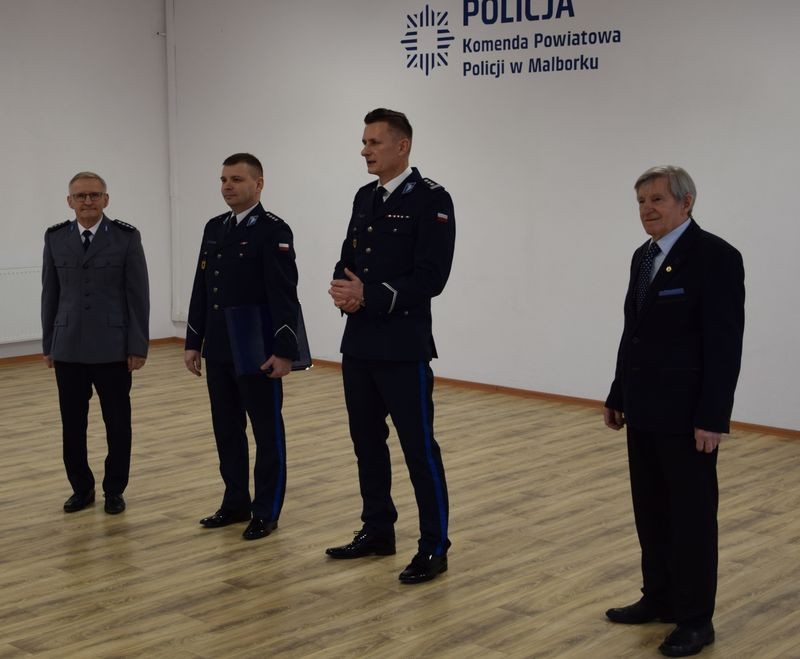 Malbork. Pożegnanie z policyjnym mundurem – asp. szt. Wojciech Tołkacz przeszedł na emeryturę.